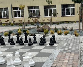 szachy plenerowe w szkole w Rakowicach