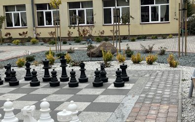 szachy plenerowe w szkole w Rakowicach