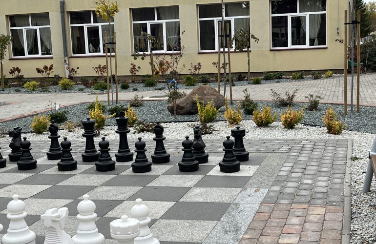 szachy plenerowe w szkole w Rakowicach